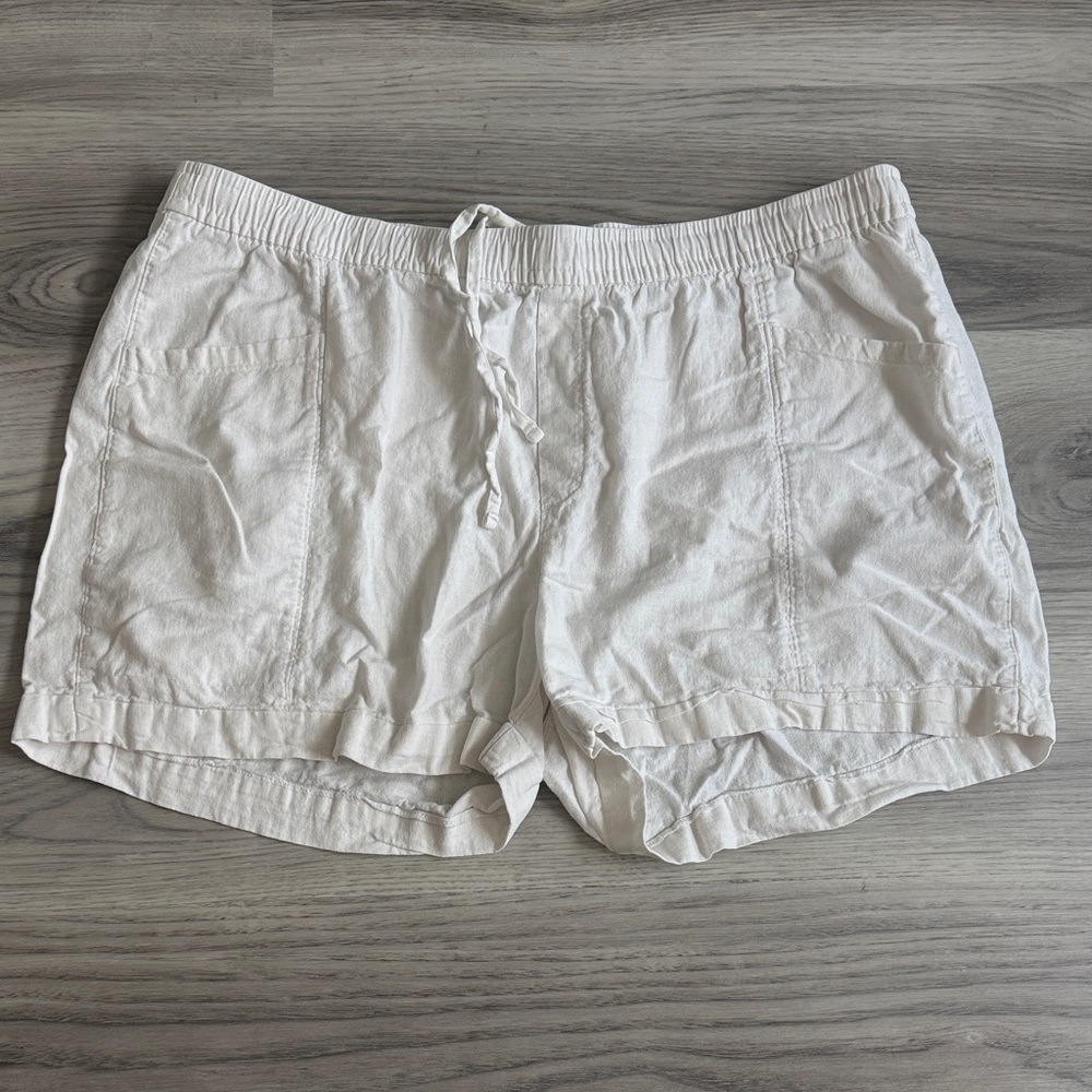 Old Navy Women's Cream Cargo Shorts